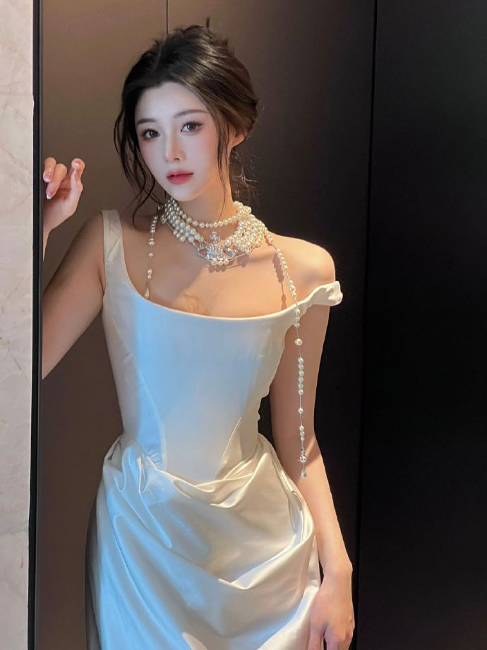 纯净色调下的悬疑